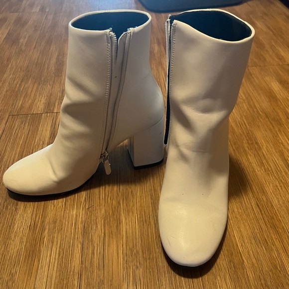White heeled boots - Picture 2 of 6